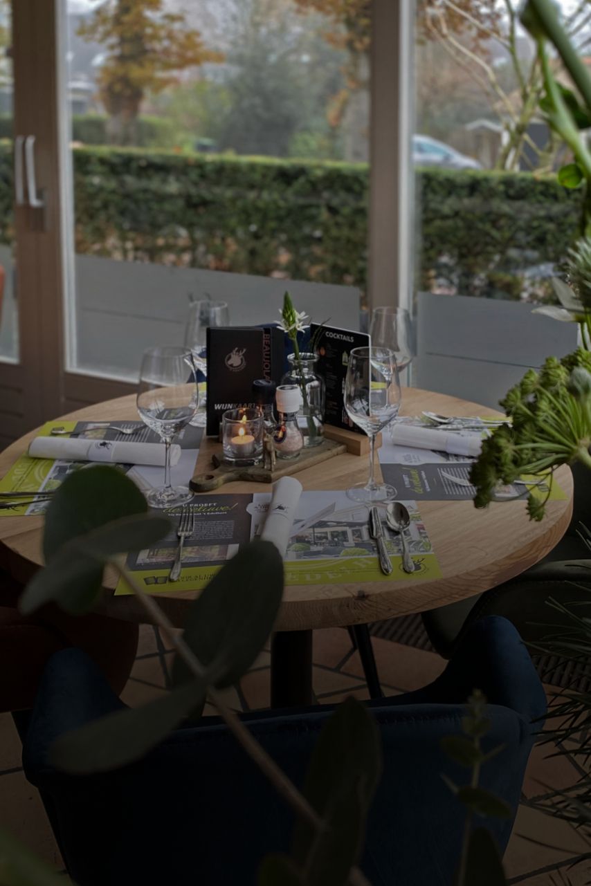 Afbeelding met de boodschap om contact op te nemen met Restaurant 't Edelhert in Elspeet.